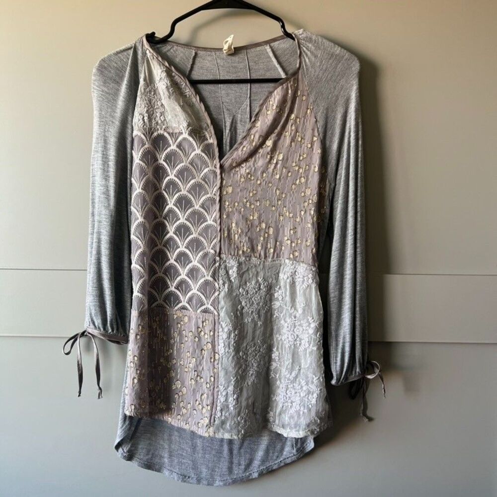 Anthropologie Tiny Blouse Top‎ Women XXS Gray Embroidered Lace 3/4 Sleeve Henley